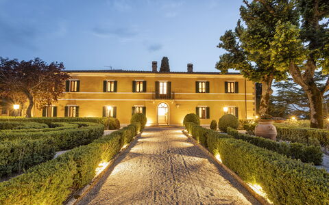 Villa Pianoia: Cielo, Pianta, Costruzione, Albero, Nube, Casa, Finestra, Erba, Paesaggio, Zona Residenziale