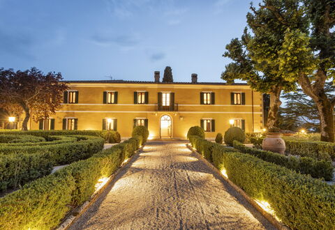 Villa Pianoia: Cielo, Pianta, Costruzione, Albero, Nube, Casa, Finestra, Erba, Paesaggio, Zona Residenziale