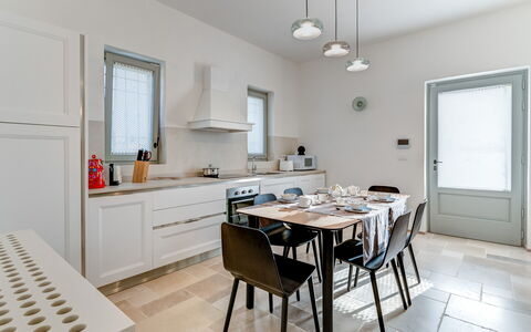 Trullo Under The Apulian Sky: Mobilia, Tavolo, Cabinetry, Controsoffitto, Finestra, Sedia, Legna, Interior Design, Cucina, Architettura