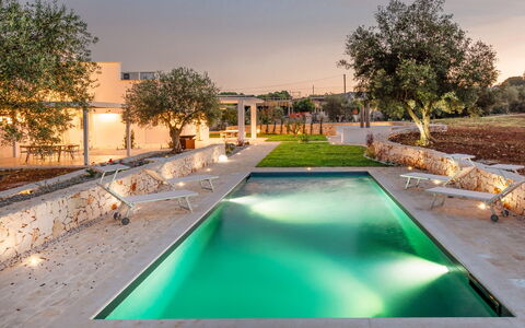 Trullo Under The Apulian Sky: Acqua, Pianta, Cielo, Proprietà, Luce, Costruzione, Piscina, Albero, Illuminazione, Corpo D'Acqua