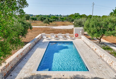 Trullo Under The Apulian Sky: Acqua, Pianta, Proprietà, Cielo, Piscina, Azzurro, Rettangolo, Albero, Erba, Corpo D'Acqua