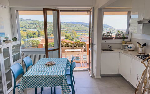 Appartamento La Castellana: Mobilia, Proprietà, Sedia, Tavolo, Cabinetry, Azzurro, Controsoffitto, Interior Design, Shade, Legna