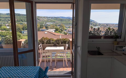 Appartamento La Castellana: Proprietà, Cielo, Tavolo, Azzurro, Costruzione, Finestra, Shade, Interior Design, Legna