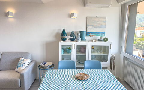 Appartamento La Castellana: Tavolo, Mobilia, Proprietà, Azzurro, Divano, Legna, Comfort, Interior Design, Pavimento, Pavimentazione