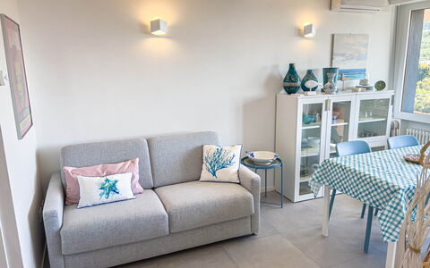 Appartamento La Castellana: Mobilia, Proprietà, Divano, Blu, Azzurro, Interior Design, Pavimento, Pavimentazione, Soggiorno