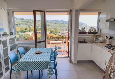 Appartamento La Castellana: Mobilia, Proprietà, Sedia, Tavolo, Cabinetry, Azzurro, Controsoffitto, Interior Design, Shade, Legna