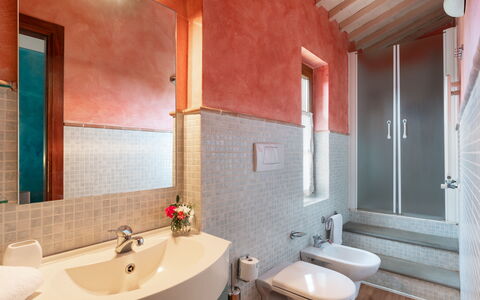 Villa Morellino: Specchio, Rubinetto, Idraulico Fixture, Lavello, Proprietà, Lavandino Del Bagno, Bagno, Legna, Architettura, Interior Design