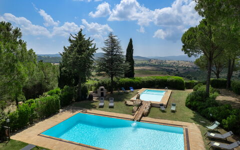 Villa Morellino: Acqua, Pianta, Cielo, Nube, Proprietà, Piscina, Azzurro, Albero, Architettura, Costruzione
