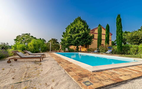Casa Bellavista: Cielo, Pianta, Proprietà, Costruzione, Acqua, Azzurro, Piscina, Albero, Legna, Casa