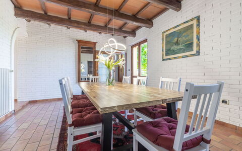 Casa Bellavista: Tavolo, Mobilia, Sedia, Legna, Interior Design, Pavimentazione, Pavimento, Color Legno, Latifoglie, Cucina