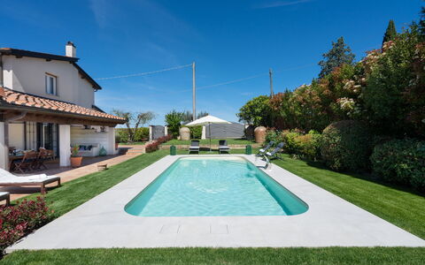 Villa Di Pillo: Pianta, Cielo, Acqua, Proprietà, Albero, Tempo Libero, Nube, Piscina, Erba, Zona Residenziale