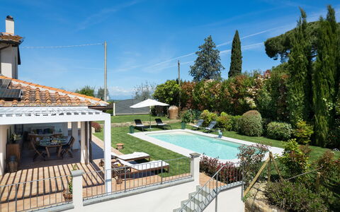 Villa Di Pillo: Cielo, Pianta, Nube, Piscina, Acqua, Albero, Mobili Da Esterno, Shade, Eco Hotel, Ombrello