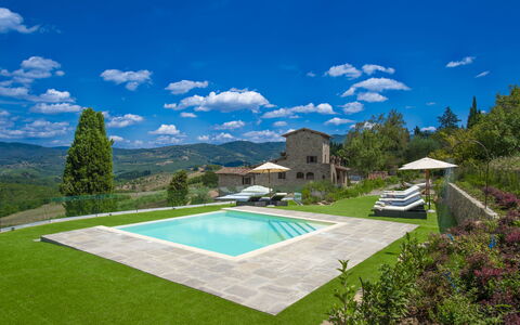 La Torre Di Panzano: Cielo, Nube, Pianta, Proprietà, Costruzione, Azzurro, Lotto, Albero, Paesaggio Naturale, Erba