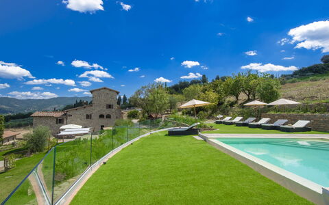 La Torre Di Panzano: Nube, Cielo, Pianta, Acqua, Costruzione, Paesaggio Naturale, Piscina, Erba, Albero, Arecales