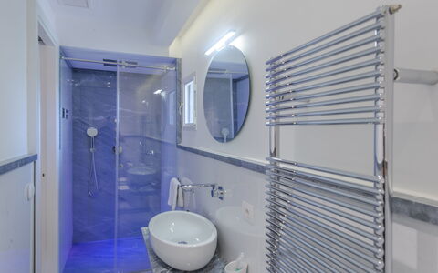 La Torre Di Panzano: Idraulico Fixture, Costruzione, Specchio, Gabinetto, Viola, Bagno, Rubinetto, Casa, Lavello, Toilet Seat