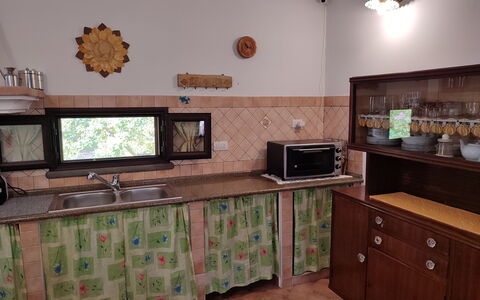 Relax: Proprietà, Cabinetry, Controsoffitto, Legna, Elettrodomestico, Illuminazione, Interior Design, Elettrodomestico Da Cucina, Cucina, Cassetto