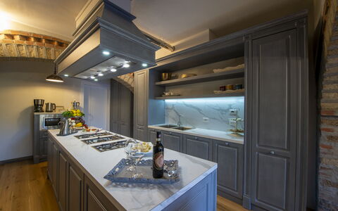 Bella Di Panzano: Cabinetry, Controsoffitto, Proprietà, Rubinetto, Lavello, Cucina, Costruzione, Legna, Cucina Stufa, Pavimentazione