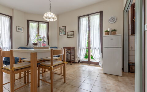 Conero Garden Apartment: Proprietà, Finestra, Legna, Tavolo, Illuminazione, Tenda, Interior Design, Porta, Pavimentazione