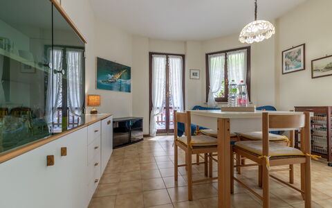 Conero Garden Apartment: Mobilia, Proprietà, Cabinetry, Cornice, Tavolo, Finestra, Sedia, Legna, Interior Design