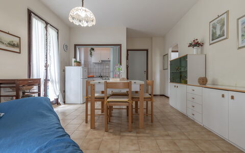 Conero Garden Apartment: Tavolo, Cornice, Mobilia, Porta, Cabinetry, Sedia, Legna, Costruzione, Cassetto, Pavimentazione
