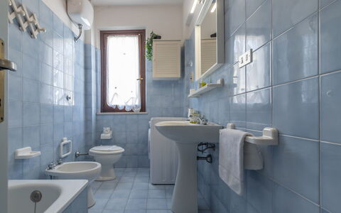 Conero Garden Apartment: Specchio, Rubinetto, Lavello, Idraulico Fixture, Proprietà, Lavandino Del Bagno, Bagno, Viola, Interior Design, Parete