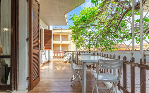 Conero Garden Apartment: Pianta, Legna, Sedia, Costruzione, Pavimento, Pavimentazione, Tempo Libero, Latifoglie, Albero, Portico