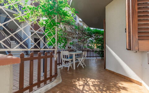 Conero Garden Apartment: Proprietà, Pianta, Legna, Interior Design, Sedia, Pavimentazione, Parete, Color Legno, Pavimento, Immobiliare