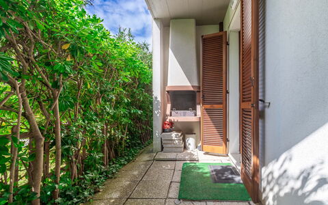 Conero Garden Apartment: Pianta, Proprietà, Verde, Costruzione, Erba, Urban Design, Tempo Libero, Paesaggio, Facciata, Tinte E Ombre