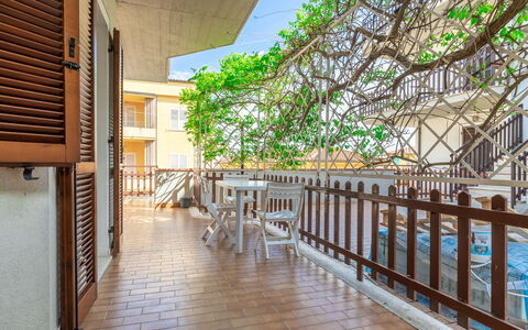 Conero Garden Apartment: Proprietà, Legna, Pianta, Pavimento, Immobiliare, Costruzione, Albero, Latifoglie, Pavimentazione, Shade
