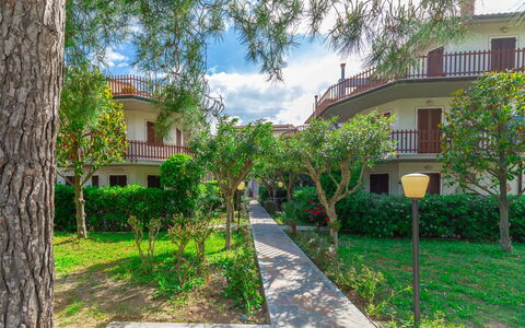 Conero Garden Apartment: Pianta, Costruzione, Nube, Finestra, Cielo, Albero, Lotto, Vegetazione, Urban Design, Casa
