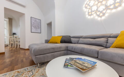 Corte Tiso: Divano, Mobilia, Proprietà, Comfort, Soggiorno, Illuminazione, Divano Letto, Interior Design, Pavimentazione, Rettangolo