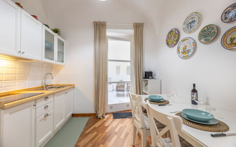 Corte Tiso: Mobilia, Cabinetry, Lavello, Tavolo, Controsoffitto, Costruzione, Finestra, Legna, Interior Design, Lavandino Della Cucina