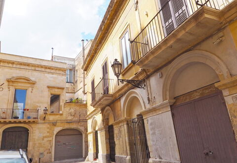 Corte Tiso: Proprietà, Finestra, Cielo, Porta, Veicolo, Quartiere, Auto, Nube, Facciata, Città