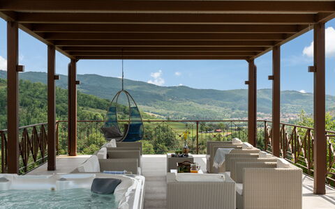 Villa Castelluccio - Arezzo, Toscana: Cielo, Proprietà, Acqua, Vaso Di Fiori, Pianta, Azzurro, Shade, Mobili Da Esterno, Interior Design, Architettura