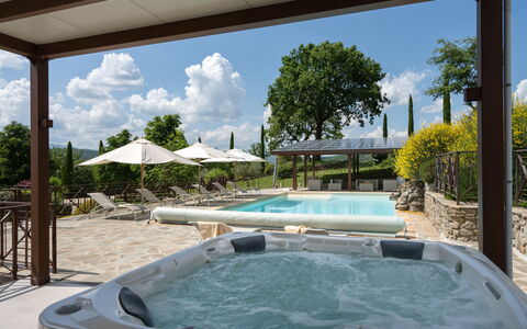 Villa Castelluccio - Arezzo, Toscana: Cielo, Nube, Acqua, Pianta, Proprietà, Piscina, Costruzione, Azzurro, Shade, Mobili Da Esterno