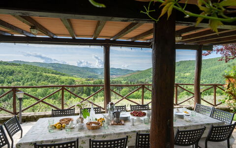 Villa Castelluccio - Arezzo, Toscana: Tavolo, Mobilia, Proprietà, Pianta, Sedia, Cielo, Shade, Costruzione, Interior Design, Portico