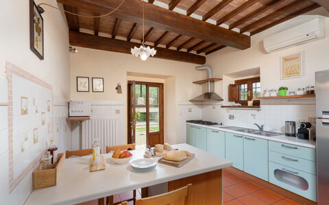 Villa Castelluccio - Arezzo, Toscana: Proprietà, Cabinetry, Controsoffitto, Finestra, Legna, Cassetto, Interior Design, Tavolo, Costruzione, Cucina