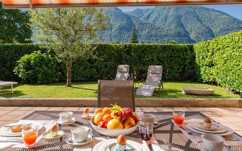 Stazione: Tavola, Pianta, Tavolo, Proprietà, Mobilia, Cibo, Dishware, Sedia, Fiore, Tessile