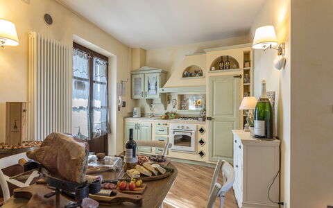 Casa Vacanze Paradiso: Proprietà, Mobilia, Finestra, Interior Design, Illuminazione, Legna, Elettrodomestico, Cucina, Soggiorno, Giallo