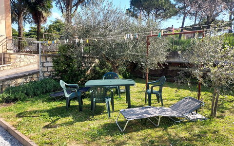 Casa Della Selce: Pianta, Mobilia, Tavolo, Cielo, Sedia, Tavolo Esterno, Albero, Mobili Da Esterno, Shade, Tempo Libero