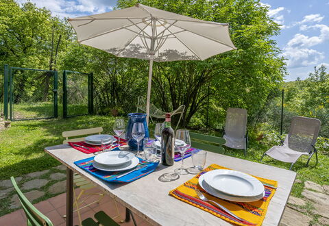 Casa Bosco D'arte Holiday Home , Greve In Chianti,: Tavolo, Pianta, Nube, Proprietà, Mobilia, Tavola, Cielo, Tavolo Esterno, Sedia, Albero