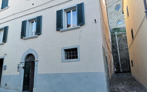 Casa Del Borgo: Proprietà, Finestra, Costruzione, Blu, Azzurro, Porta, Facciata, Città, Strada