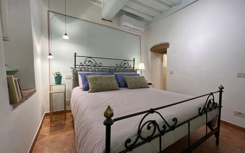 Casa Del Borgo: Mobilia, Proprietà, Costruzione, Comfort, Letto, Telaio Del Letto, Interior Design, Pavimento, Legna