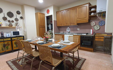 Residenza Otello: Mobilia, Cabinetry, Tavolo, Controsoffitto, Sedia, Legna, Cucina, Interior Design, Elettrodomestico, Pavimentazione