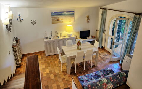 Le Dune: Tavolo, Proprietà, Mobilia, Decorazione, Legna, Sedia, Soggiorno, Pavimentazione, Interior Design, Pavimento