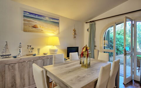 Le Dune: Tavolo, Mobilia, Sedia, Pianta, Costruzione, Cornice, Interior Design, Legna, Pavimento, Casa