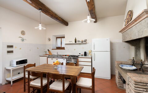 Il Mulino Di Vogognano - Subbiano, Private Pool, J: Tavolo, Mobilia, Legna, Sedia, Interior Design, Cucina, Pavimento, Pavimentazione, Cornice, Latifoglie