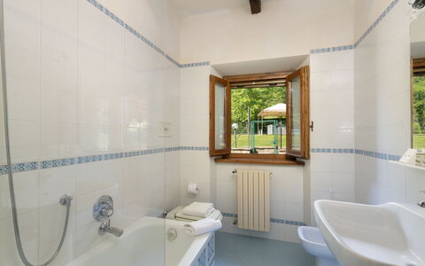 Il Mulino Di Vogognano - Subbiano, Private Pool, J: Vasca Da Bagno, Idraulico Fixture, Proprietà, Rubinetto, Specchio, Bagno, Interior Design, Lavello, Pavimento, Legna