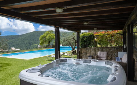 Villa Olivi - Subbiano, Toscana, Pool And Nature: Acqua, Pianta, Proprietà, Vasca Da Bagno, Piscina, Costruzione, Azzurro, Shade, Interior Design, Vasca Idromassaggio