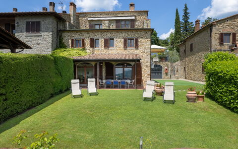 Villa Olivi - Subbiano, Toscana, Pool And Nature: Pianta, Nube, Cielo, Proprietà, Finestra, Costruzione, Lotto, Erba, Zona Residenziale, Villetta